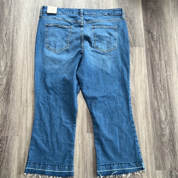 Universal Thread Women's Plus Size mid rise Bootcut Jeans Medium Wash Blue - Picture 4 of 9